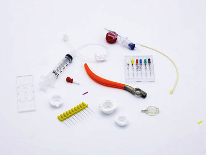 Le groupe offre ses prestations de haute technicité dans le domaine de la micro-injection, l’injection de matières haute performance, la bi-injection, le surmoulage et l’assemblage d’ensembles et sous-ensembles en matières plastiques ou métalloplastiques. Source : Lamenplast Group